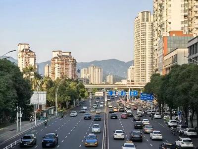法治日报关注福州公安深化智慧交管体系建设：AI无人车零距离服务游客