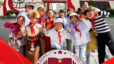 红色薪火代代传 同心系好“团结扣”