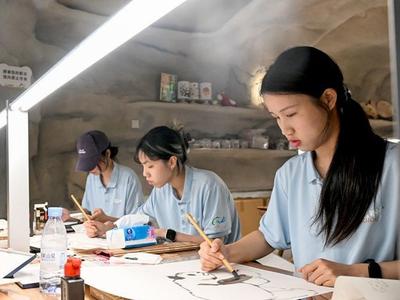 两岸大学生在榕共赏“国宝” 开展写生交流