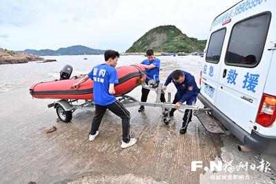海岸线上 众人筑起安全网