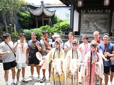 中外嘉宾参访三坊七巷 美国青年点赞福州