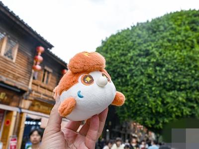 轻轻挤压就会吐泡泡 福州金鱼文创玩偶“福多多”出圈