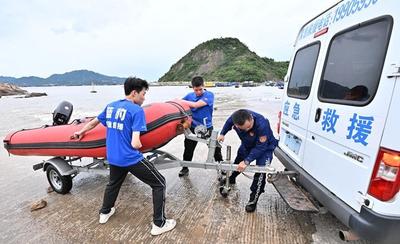 海岸线上 众人筑起安全网
