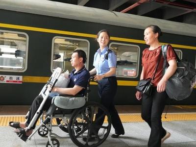 铁路暑运高峰 闸机口的“急”与“暖”