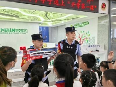 “行走的安全课”亮相福州南站