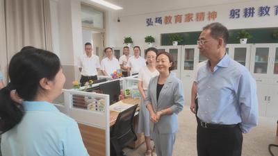 郭宁宁吴贤德看望慰问教师 向全市广大教师和教育工作者致以节日祝福和诚挚问候  