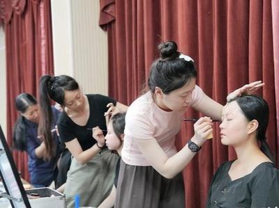 榕台戏曲职工同台交流妆造技艺
