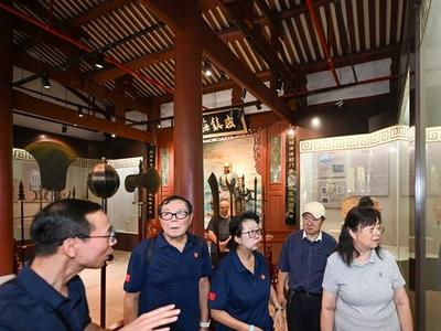 吴石陈宝仓烈士后人在榕参观
