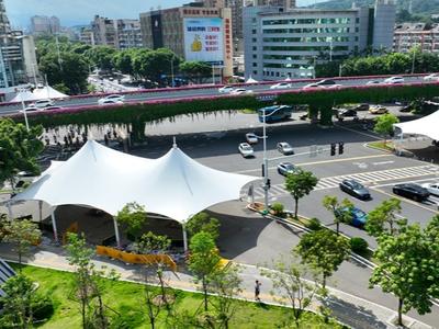 福州城区5处路口遮阳棚完工 白色巨伞遮风挡雨又遮阳