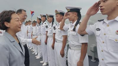 海军福州舰回到家乡开展城舰共建活动 郭宁宁吴贤德出席欢迎仪式并登舰参观