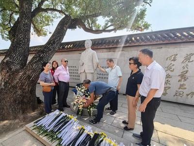 用耳倾听、用心触摸 视障人士缅怀先烈