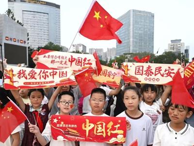 人山人海！凌晨5点，福州五一广场太燃了！